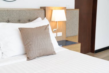 İç dekorasyon odasındaki güzel yastık.