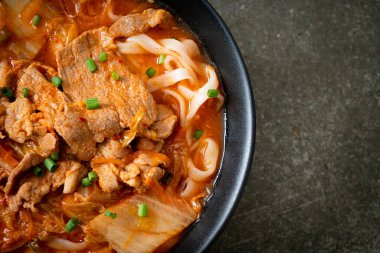 Kore udon eriştesi ve kimchi çorbası, Asya usulü.