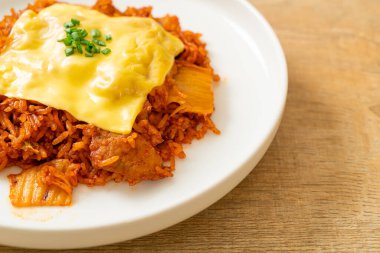 Domuz etli ve peynirli kimchi pilavı Asya usulü ve füzyon yemeği.