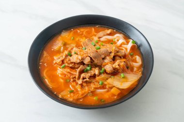 Kore udon eriştesi ve kimchi çorbası, Asya usulü.