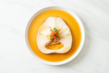 Soya soslu haşlanmış morina balığı ya da buğulanmış kar balığı ya da soya soslu Şili Bası.