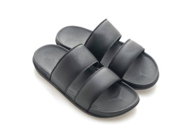 Beyaz arka planda siyah deri sandaletler.