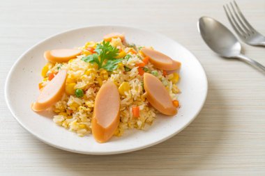 Sosisli pilav ve karışık sebze.