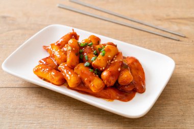 Baharatlı sosisli Kore pirinç keki çubuğu (Tteokbokki) - Kore yemeği tarzı