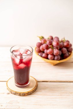 Ahşap zemin üzerinde taze üzüm suyu