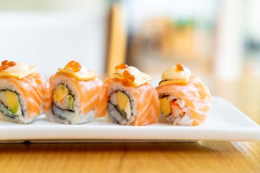 Japon usulü peynirli somon dürümü suşi.