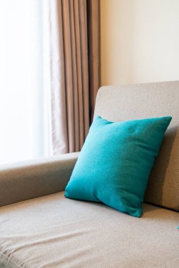 Oturma odasındaki koltukta rahat yastıklar.