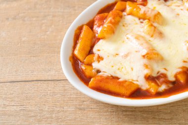 Peynirli Kore soslu Kore pirinç keki, peynirli Peynirli Tokpokki, Peynirli Tteokbokki - Kore yemeği tarzı