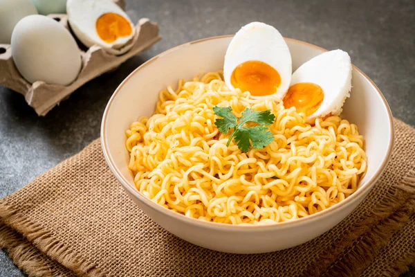 Hazır erişte kasesi ve tuzlu yumurta.