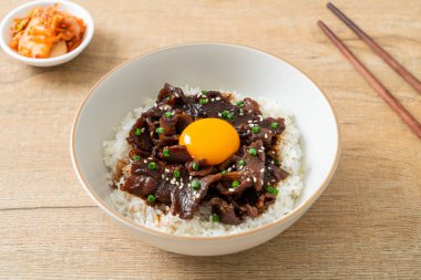Soya aromalı pilav veya Japon Pork Donburi kasesi - Asya yemeği tarzı