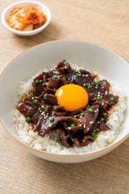 Soya aromalı pilav veya Japon Pork Donburi kasesi - Asya yemeği tarzı