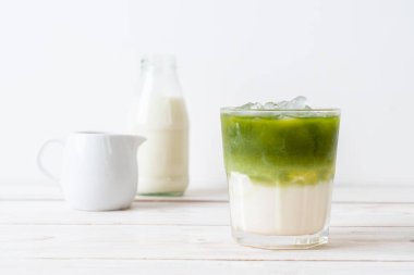 Buzlu kibrit yeşil sütlü latte.