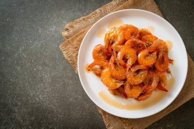 Tatlı karides, balık soslu ve şekerli Tayland yemeğidir. Asya usulü.