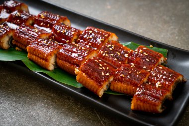 Dilimlenmiş yılan balığı ya da soslu ızgara unagi (Kabayaki) - Japon yemeği tarzı.