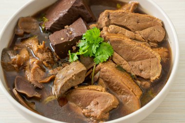 Güveçte ördek mi yoksa soya soslu ve baharatlı buğulanmış ördek mi? Asya usulü.