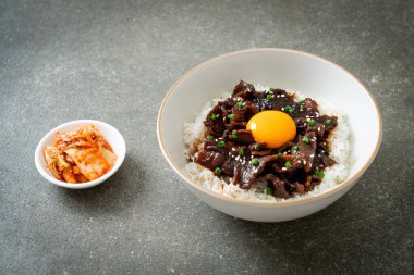 Soya aromalı pilav veya Japon Pork Donburi kasesi - Asya yemeği tarzı