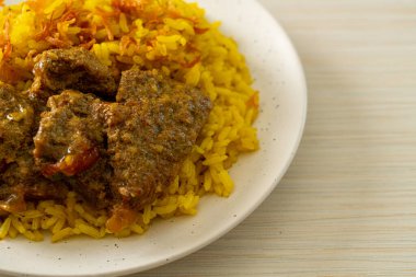 Biryani bifteği veya körili pilav ve sığır eti - Hint biryani 'sinin Tayland-Müslüman versiyonu, mis kokulu sarı pirinç ve sığır eti - Müslüman yemek tarzı