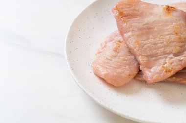 Kızarmış güneşte kurutulmuş domuz eti.