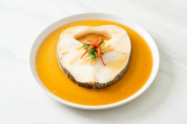 Soya soslu haşlanmış morina balığı ya da buğulanmış kar balığı ya da soya soslu Şili Bası.