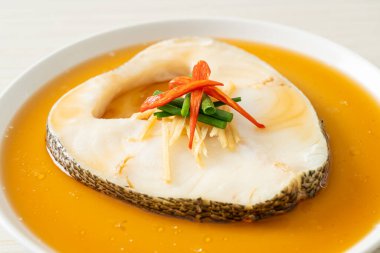 Soya soslu haşlanmış morina balığı ya da buğulanmış kar balığı ya da soya soslu Şili Bası.