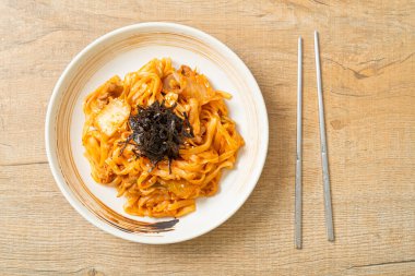 Kore usulü kimchi ve domuz etli kızarmış udon eriştesi.