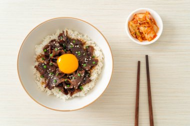 Soya aromalı pilav veya Japon Pork Donburi kasesi - Asya yemeği tarzı