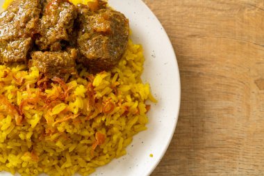 Biryani bifteği veya körili pilav ve sığır eti - Hint biryani 'sinin Tayland-Müslüman versiyonu, mis kokulu sarı pirinç ve sığır eti - Müslüman yemek tarzı