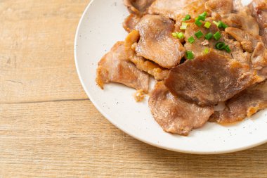 Asya usulü ızgara domuz boynu dilimlenmiş.