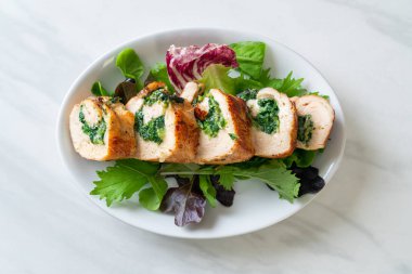 Peynir ve ıspanakla doldurulmuş fırında tavuk göğsü.