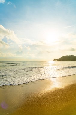 Güneşin doğuşunda ya da batışında güzel ve boş sahil denizi