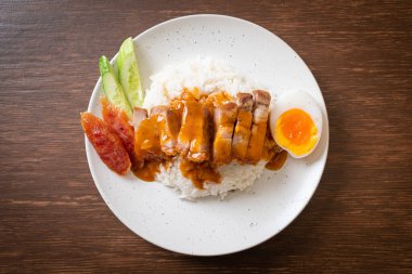 Pirinçli çıtır domuz eti ve barbekü sosu.