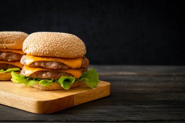Domuz burger veya ahşap tahtada peynirli domuz burger.