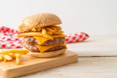 Domuz burger veya peynirli domuz burger ve patates kızartması.