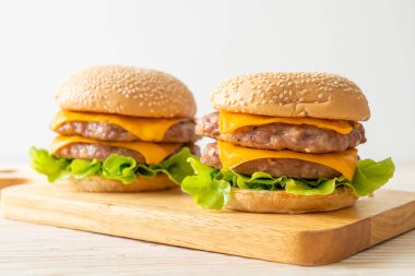 Domuz burger veya ahşap tahtada peynirli domuz burger.