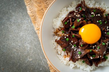 Soya aromalı pilav veya Japon Pork Donburi kasesi - Asya yemeği tarzı