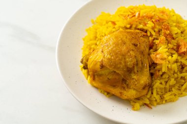 Biryani tavuğu veya körili pilav ve tavuk - Hint biryani 'sinin Tayland-Müslüman versiyonu, mis kokulu sarı pirinç ve tavuk - Müslüman yemek tarzı