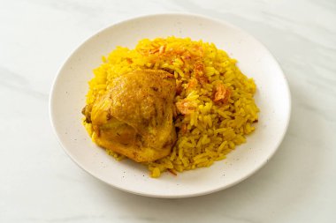 Biryani tavuğu veya körili pilav ve tavuk - Hint biryani 'sinin Tayland-Müslüman versiyonu, mis kokulu sarı pirinç ve tavuk - Müslüman yemek tarzı