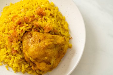 Biryani tavuğu veya körili pilav ve tavuk - Hint biryani 'sinin Tayland-Müslüman versiyonu, mis kokulu sarı pirinç ve tavuk - Müslüman yemek tarzı