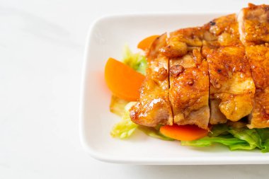 Teppanyaki teriyaki lahana ve havuçlu tavuk bifteği.