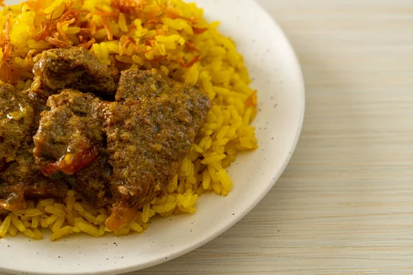 Beef Biryani或咖喱米和牛肉 穆斯林版本的印度Biryani 带有香味的黄米和牛肉 穆斯林食品风格 — 图库照片