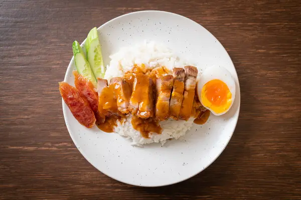 Knuspriger Schweinebauch Auf Reis Mit Gegrillter Roter Sauce — Stockfoto