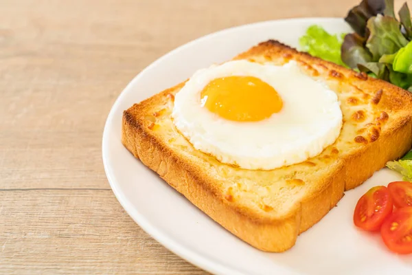 Hausgemachtes Brot Mit Käse Und Spiegelei Und Gemüsesalat Zum Frühstück — Stockfoto