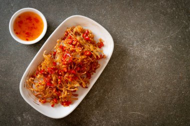 Kızarmış Enoki mantarı ya da tuzlu ve biberli Golden Needle mantarı - vejetaryen ve vejetaryen yemek tarzı