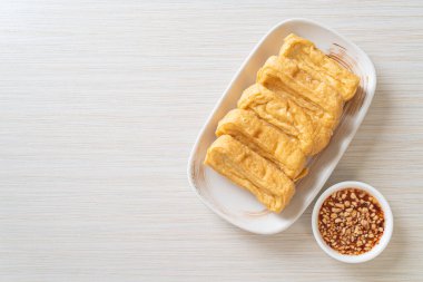 Soslu kızarmış tofu - vejetaryen ve vejetaryen yemek tarzı