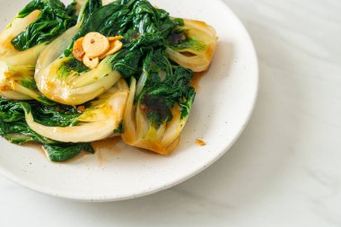 bebek Çin lahanası istiridye soslu ve sarımsaklı - Asya yemeği tarzı