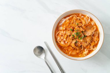 Kore udon eriştesi ve kimchi çorbası, Asya usulü.