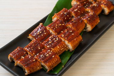 Dilimlenmiş yılan balığı ya da soslu ızgara unagi (Kabayaki) - Japon yemeği tarzı.
