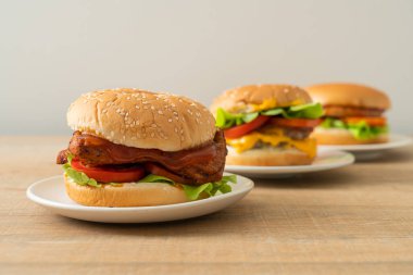 Beyaz tabakta soslu ızgara tavuk burger.