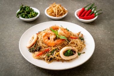 Fesleğenli, biberli, karidesli ve kalamarlı Çin eriştesi. Asya usulü.