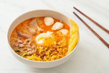 Baharatlı çorbada köfte ve domuz etli erişte mi yoksa Asya usulü Tom Yum Erişte mi?